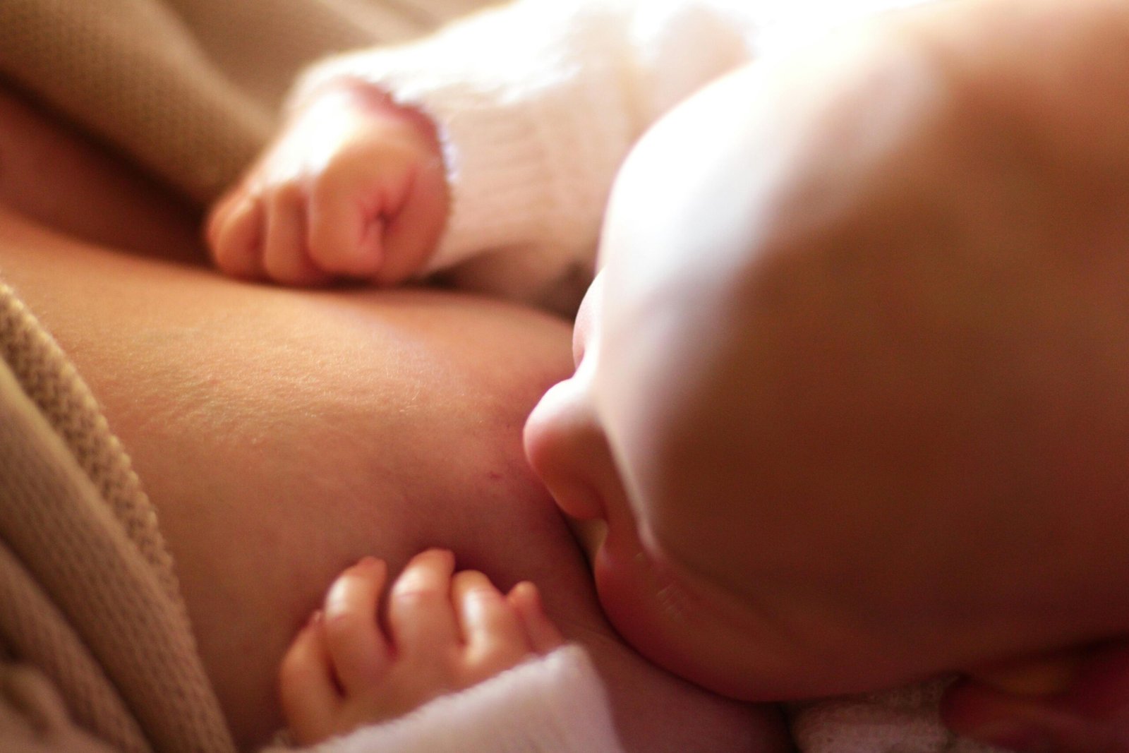 Mutter und Baby während einer ruhigen Stillzeit