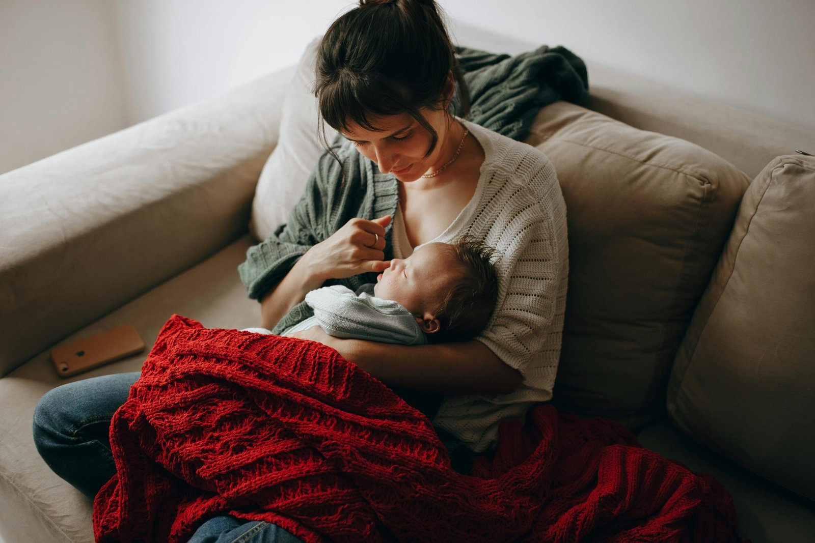 Eltern genießen die erste Zeit mit ihrem Baby