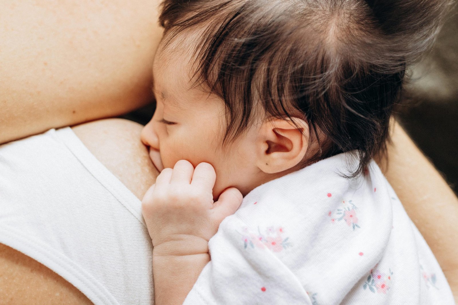 Liebevolle Begleitung von Mutter und Baby