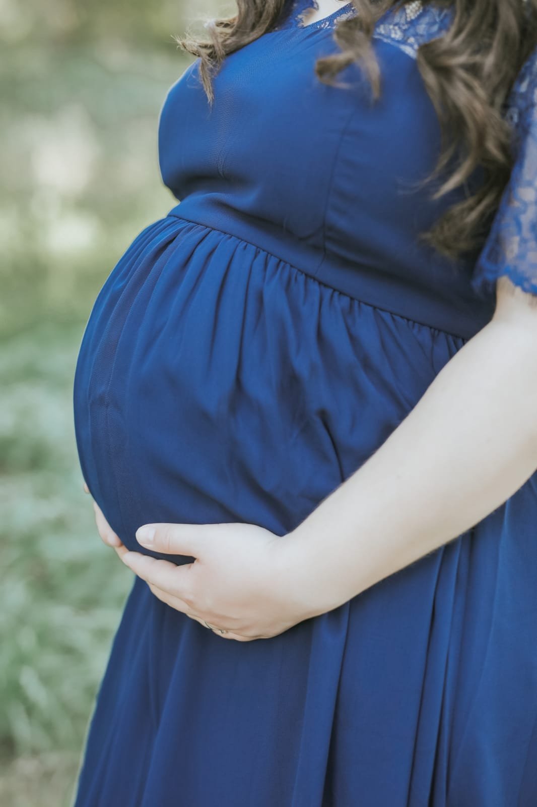 Schwangere Frau hält liebevoll ihren Babybauch